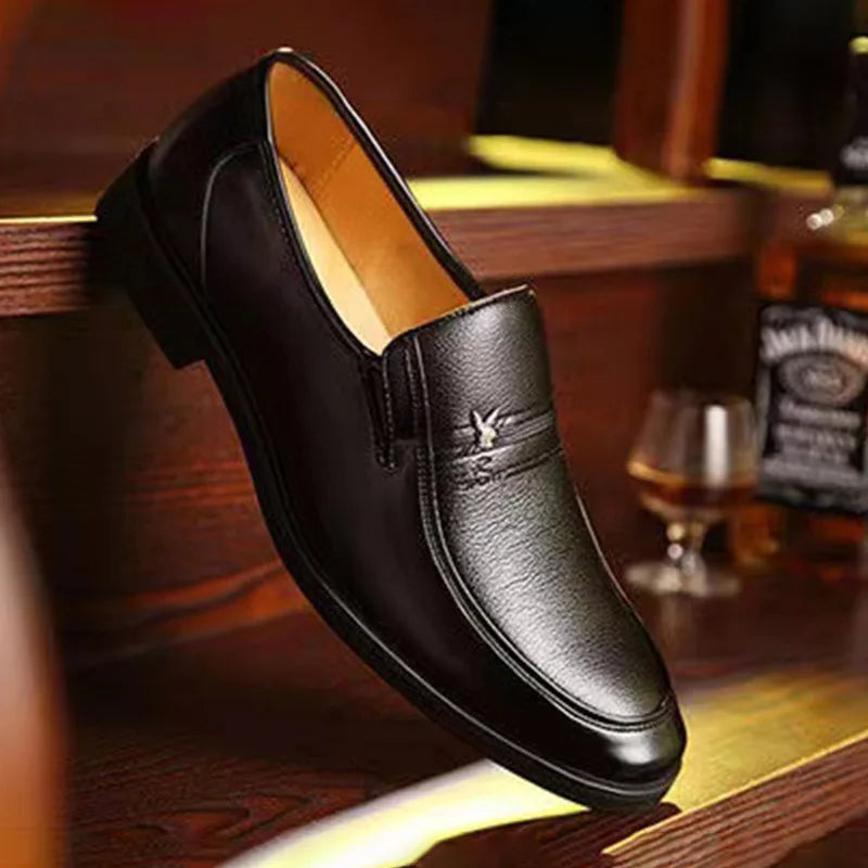 Sapatos sociais masculinos de couro, marca de luxo 2025, mocassins masculinos formais, respiráveis, sem cadarço, sapatos pretos para dirigir, tamanho grande 38-44